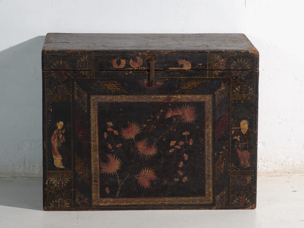 Baúl antiguo pintado en madera de pino – China, circa 1900