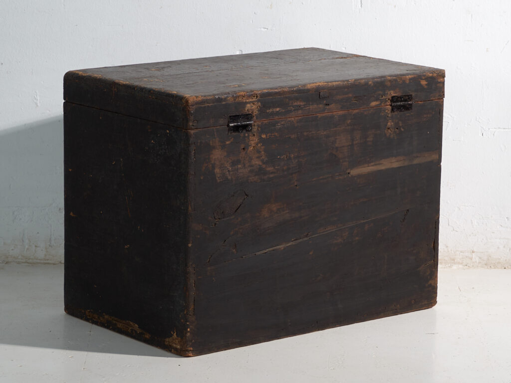 Baúl antiguo pintado en madera de pino – China, circa 1900