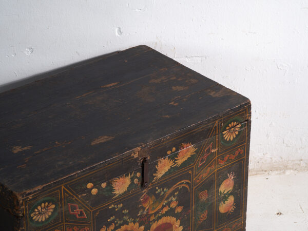 Baúl antiguo pintado en madera de pino – China, circa 1900