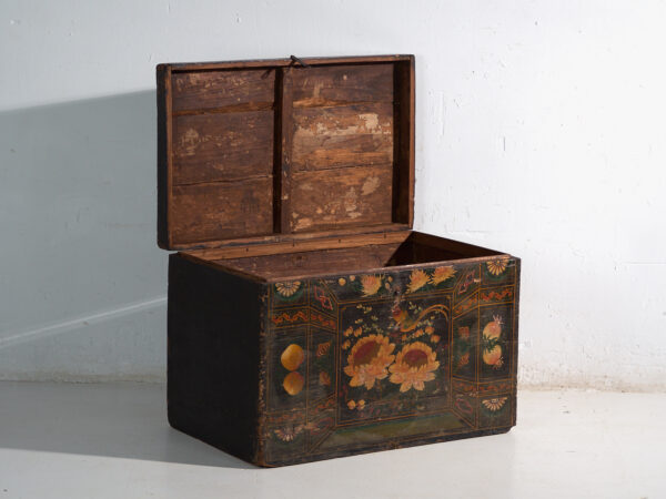 Baúl antiguo pintado en madera de pino – China, circa 1900