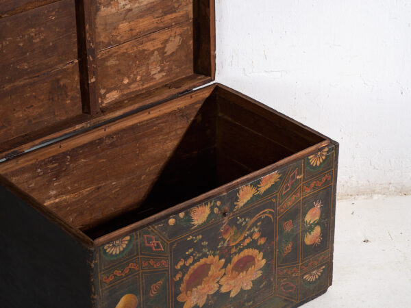 Baúl antiguo pintado en madera de pino – China, circa 1900