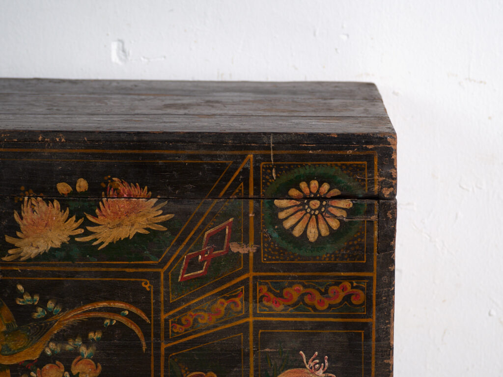 Baúl antiguo pintado en madera de pino – China, circa 1900