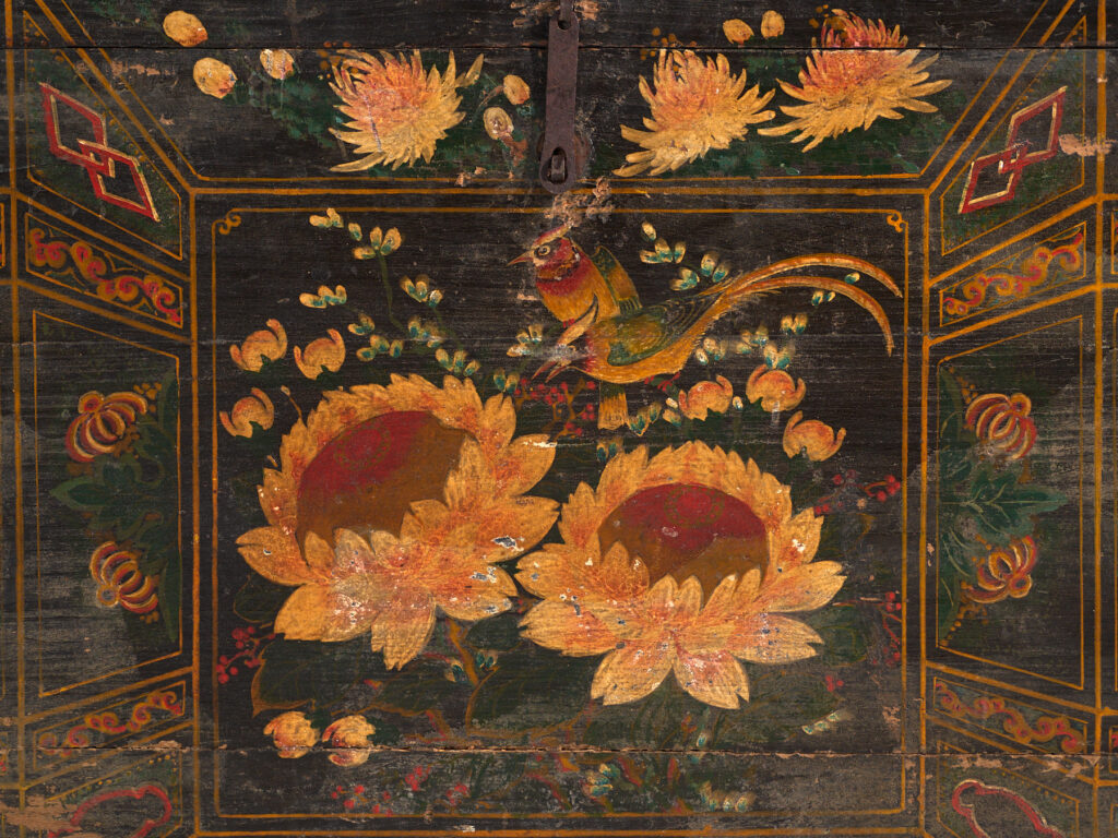 Baúl antiguo pintado en madera de pino – China, circa 1900