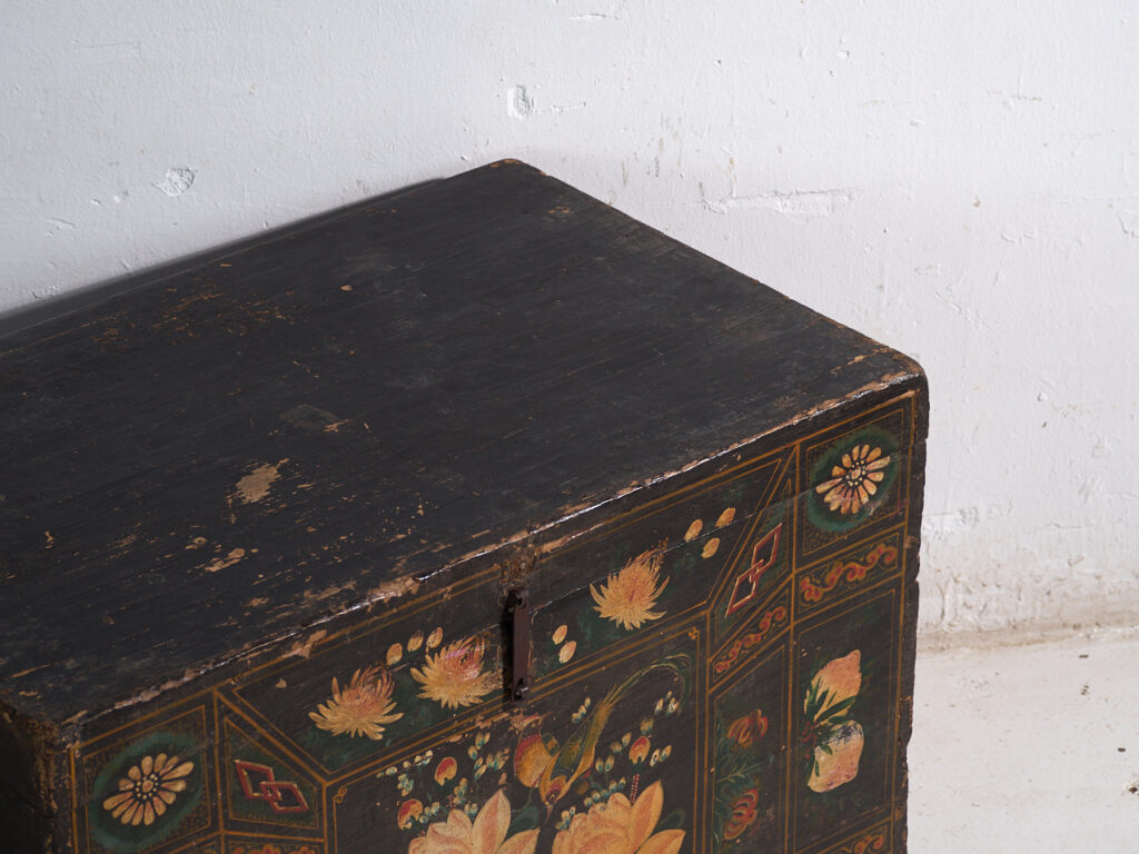 Baúl antiguo pintado en madera de pino – China, circa 1900