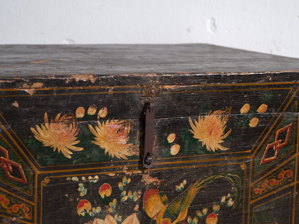 Baúl antiguo pintado en madera de pino – China, circa 1900