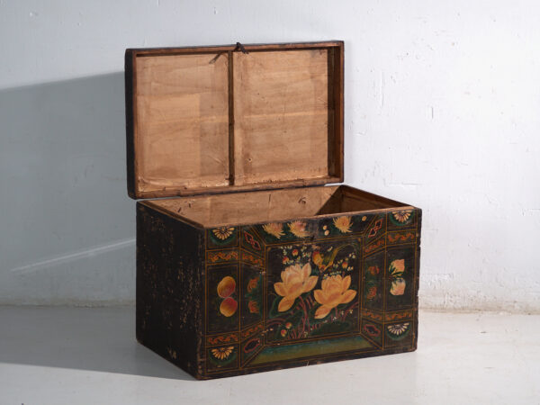 Baúl antiguo pintado en madera de pino – China, circa 1900