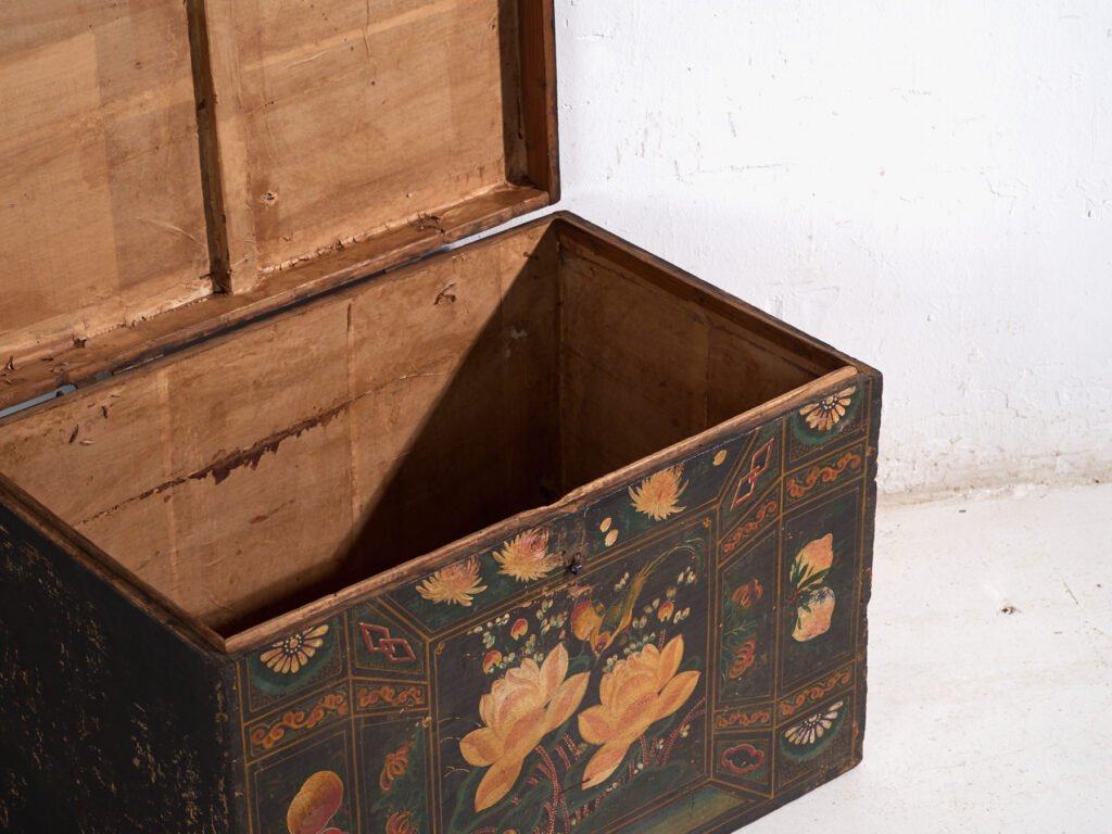 Baúl antiguo pintado en madera de pino – China, circa 1900