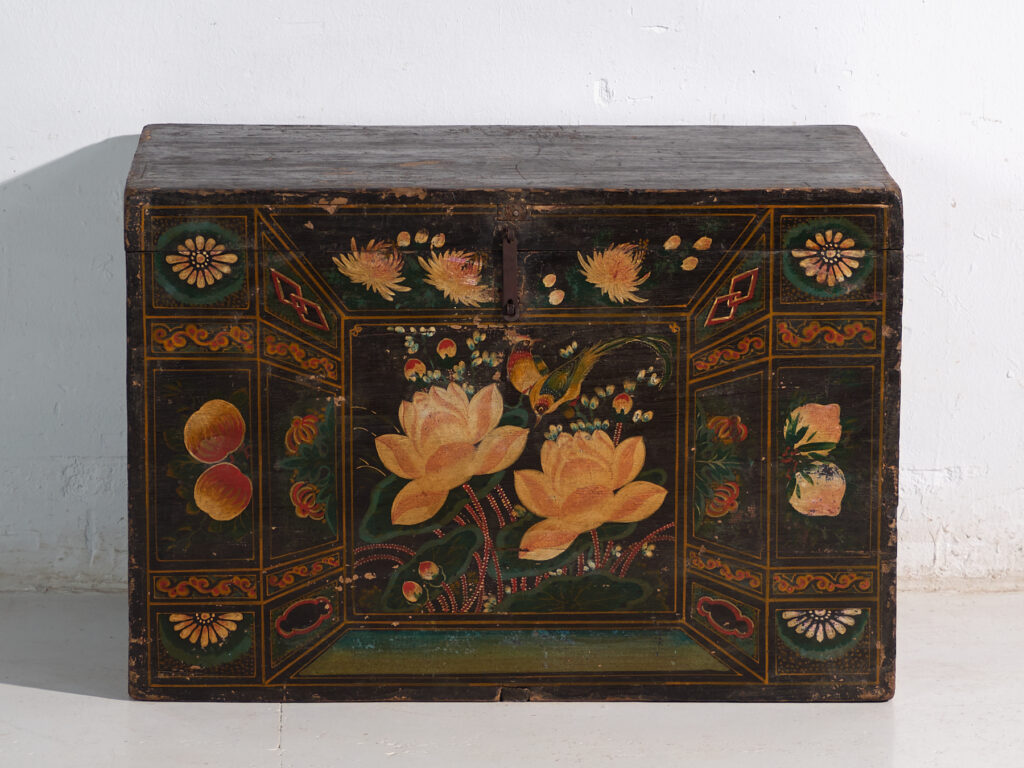 Baúl antiguo pintado en madera de pino – China, circa 1900
