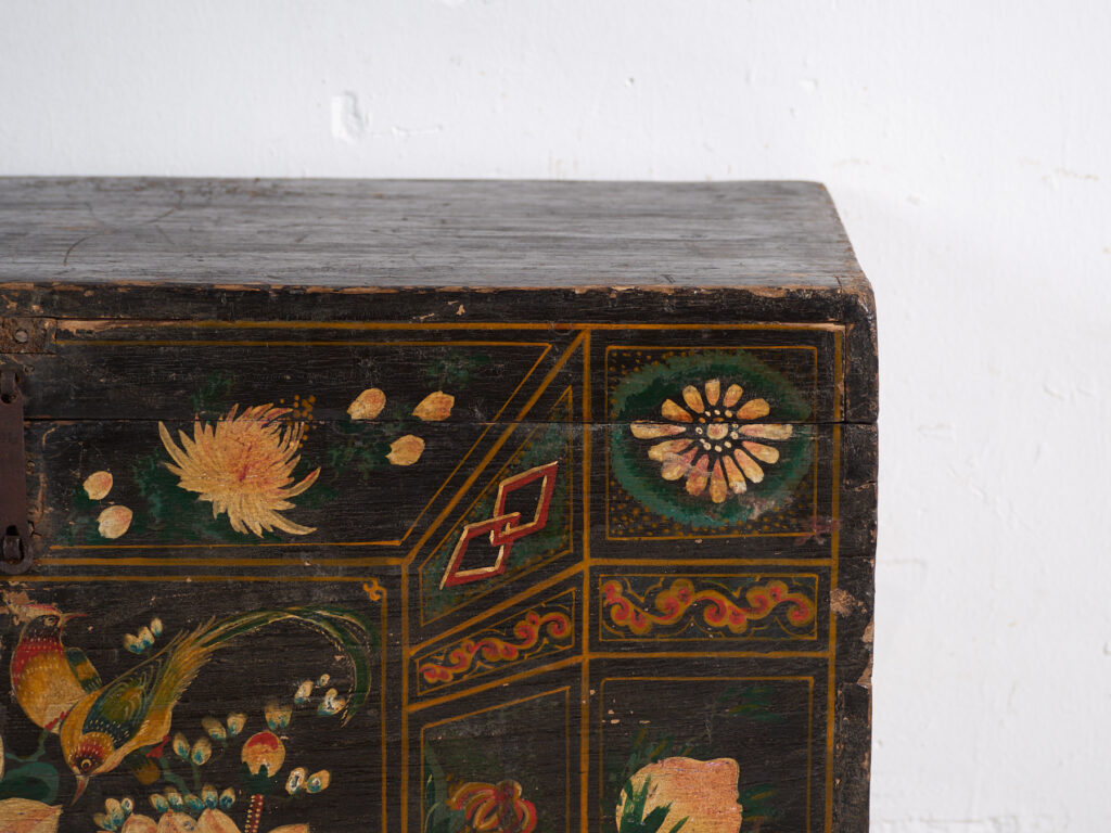 Baúl antiguo pintado en madera de pino – China, circa 1900