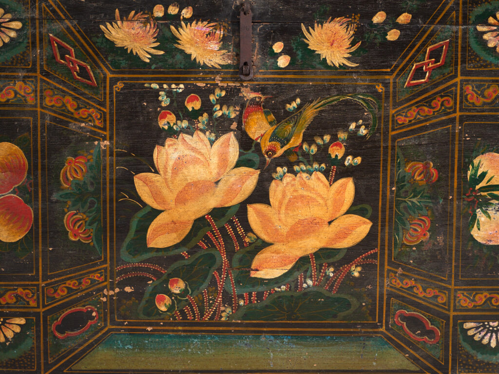 Baúl antiguo pintado en madera de pino – China, circa 1900