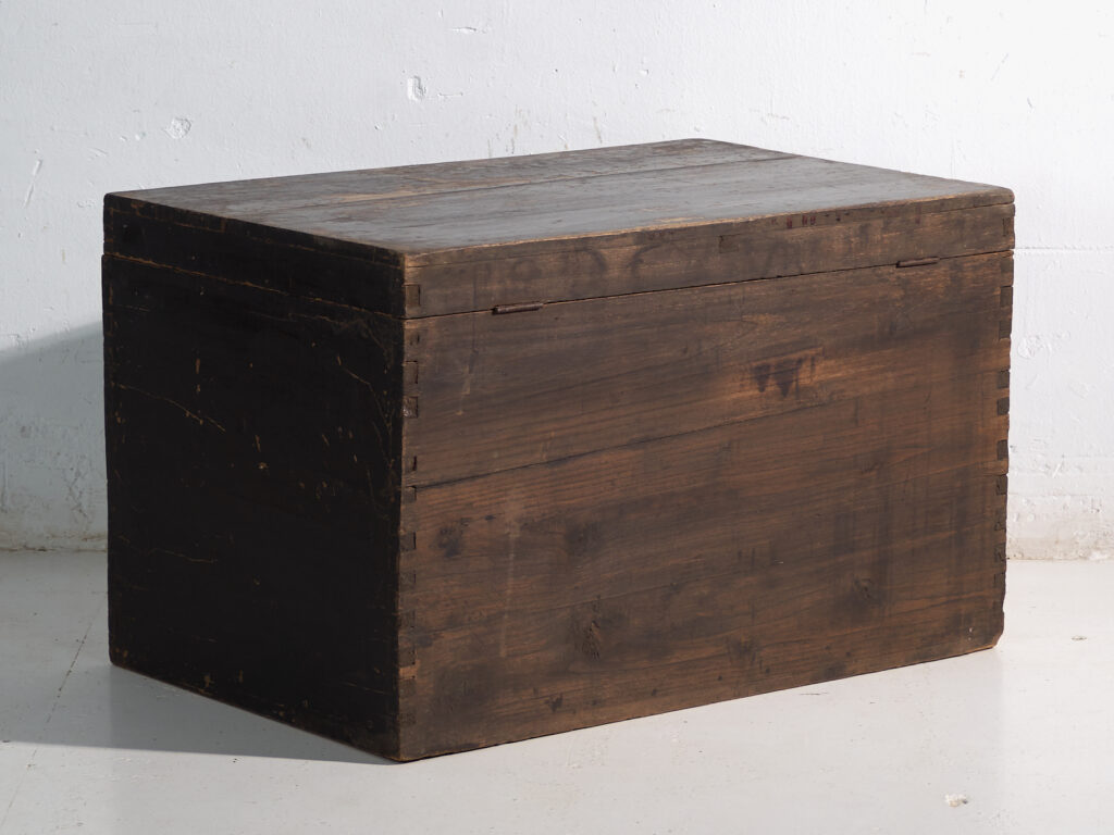 Baúl antiguo pintado en madera de pino – China, circa 1900