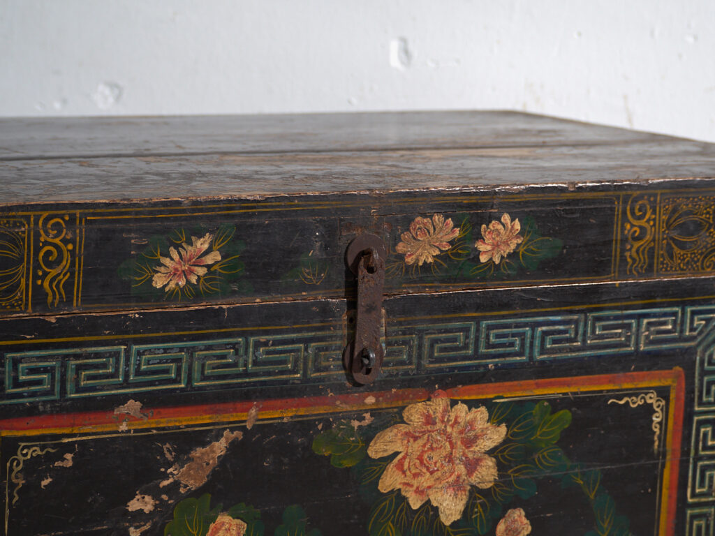 Baúl antiguo pintado en madera de pino – China, circa 1900