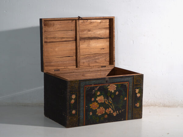 Baúl antiguo pintado en madera de pino – China, circa 1900
