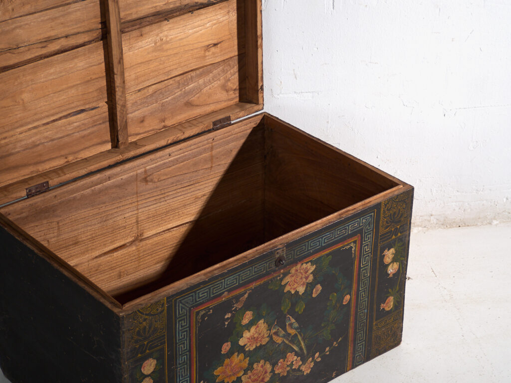 Baúl antiguo pintado en madera de pino – China, circa 1900