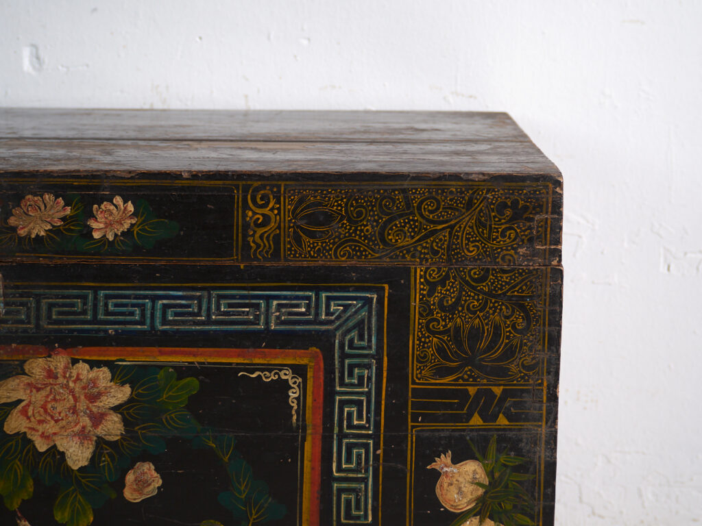 Baúl antiguo pintado en madera de pino – China, circa 1900