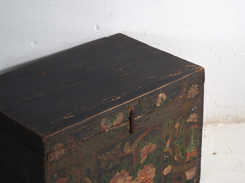 Baúl antiguo pintado en madera de pino – China, circa 1900