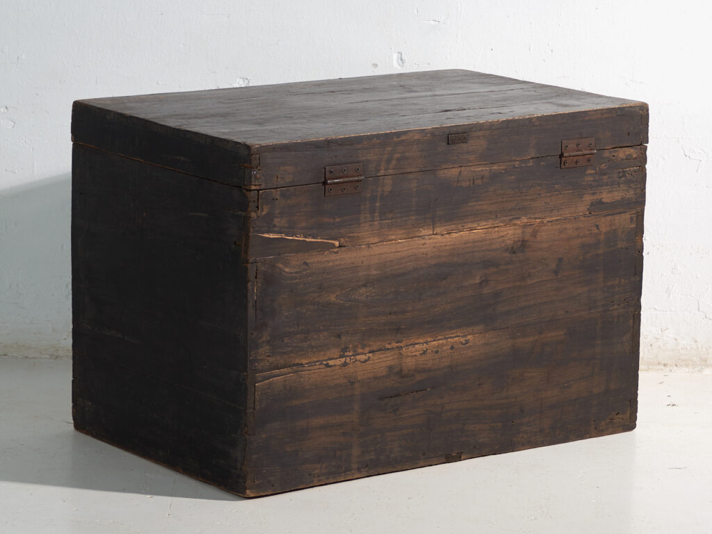 Baúl antiguo pintado en madera de pino – China, circa 1900