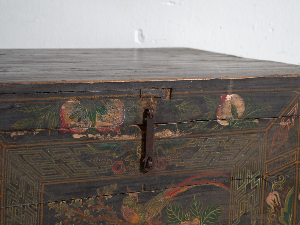 Baúl antiguo pintado en madera de pino – China, circa 1900