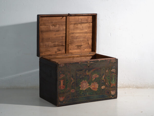 Baúl antiguo pintado en madera de pino – China, circa 1900