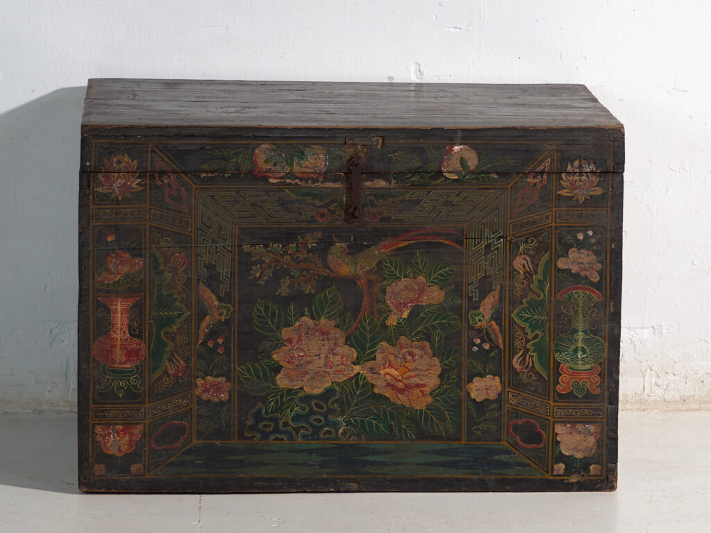 Baúl antiguo pintado en madera de pino – China, circa 1900
