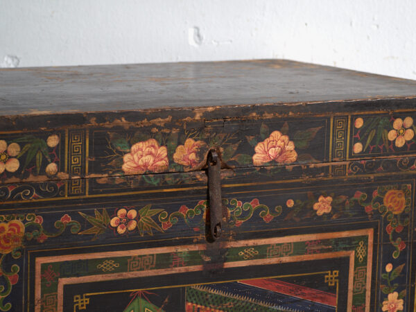 Baúl antiguo pintado en madera de pino – China, circa 1900