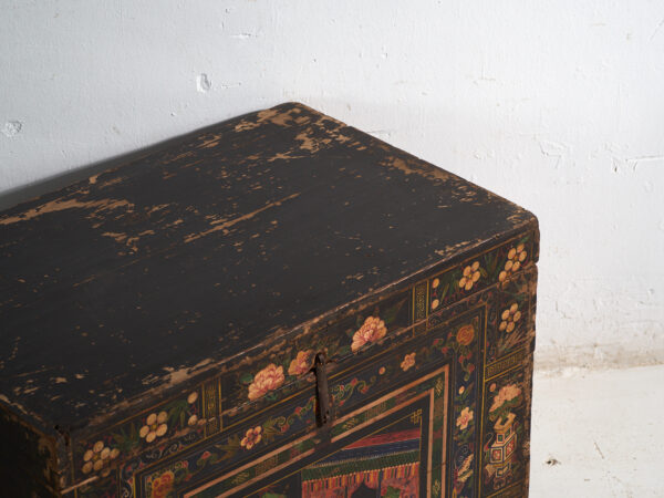 Baúl antiguo pintado en madera de pino – China, circa 1900