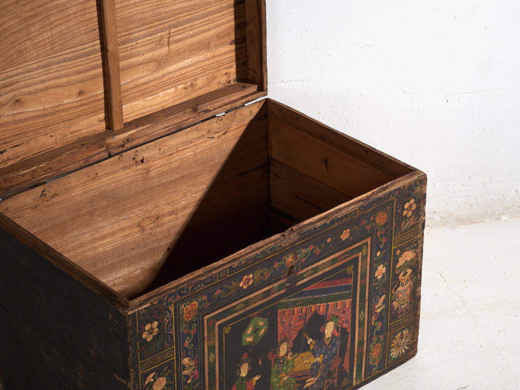 Baúl antiguo pintado en madera de pino – China, circa 1900