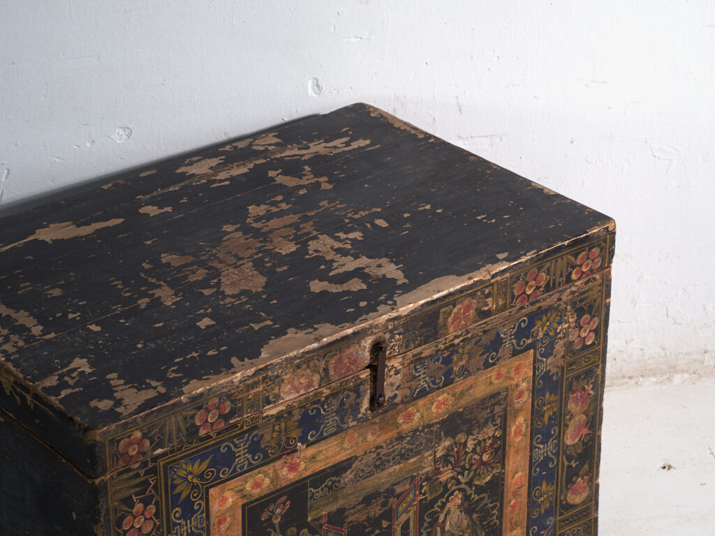 Baúl antiguo pintado en madera de pino – China, circa 1900