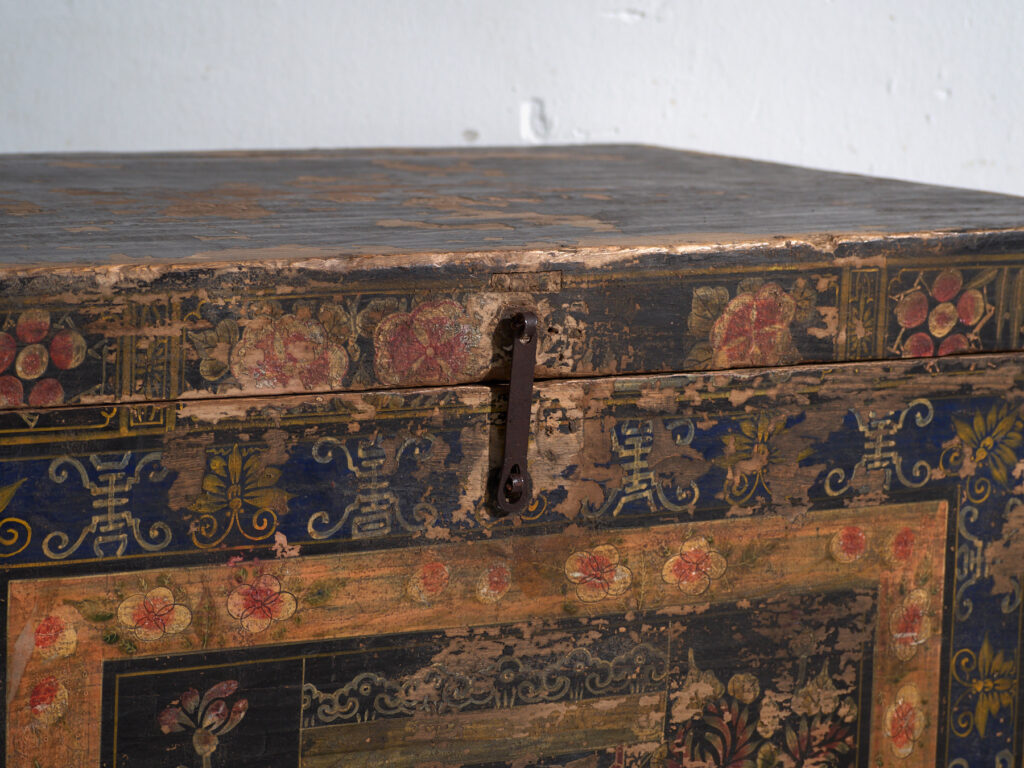 Baúl antiguo pintado en madera de pino – China, circa 1900