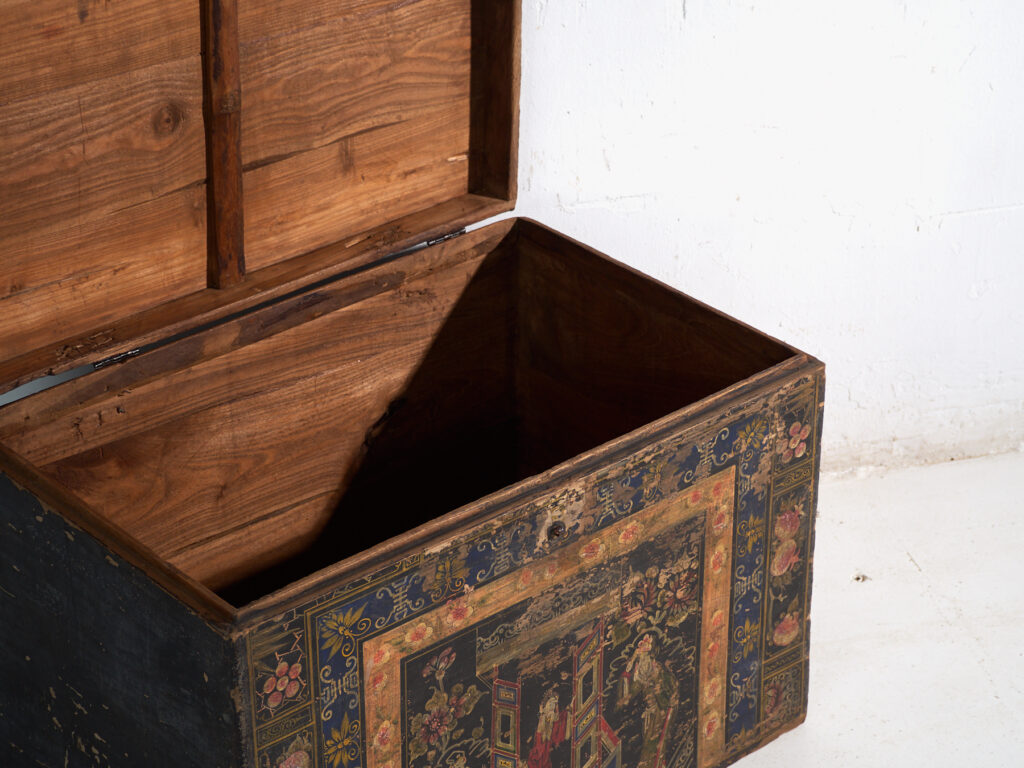 Baúl antiguo pintado en madera de pino – China, circa 1900
