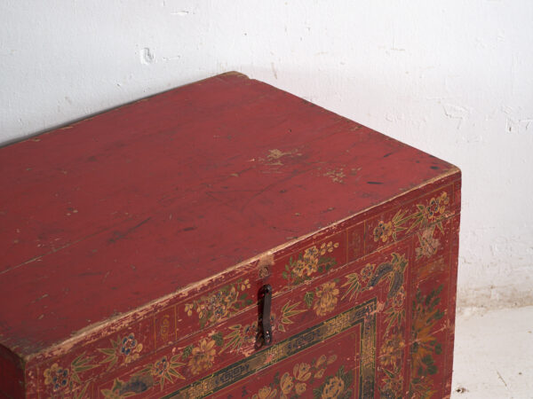 Baúl antiguo pintado rojo bermellón en madera de pino – China, circa 1900