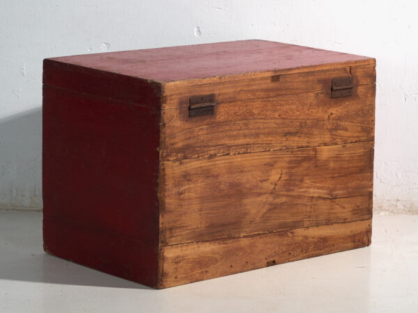 Baúl antiguo pintado rojo bermellón en madera de pino – China, circa 1900