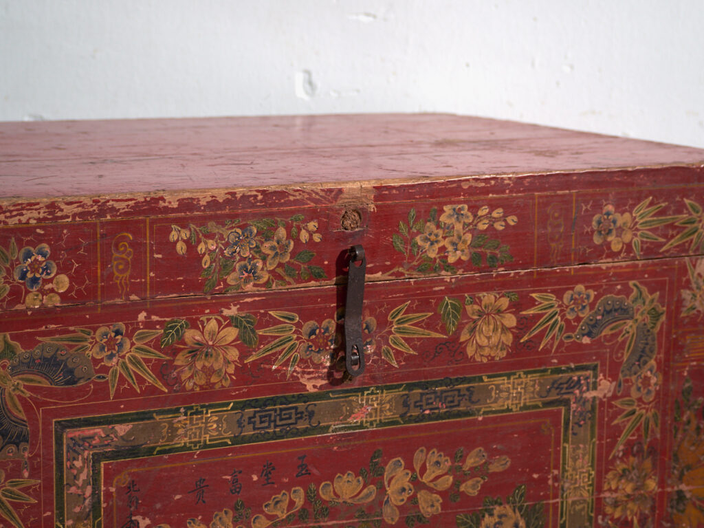 Baúl antiguo pintado rojo bermellón en madera de pino – China, circa 1900