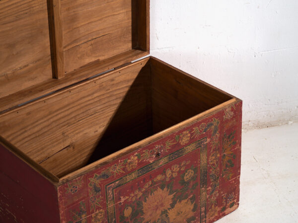 Baúl antiguo pintado rojo bermellón en madera de pino – China, circa 1900
