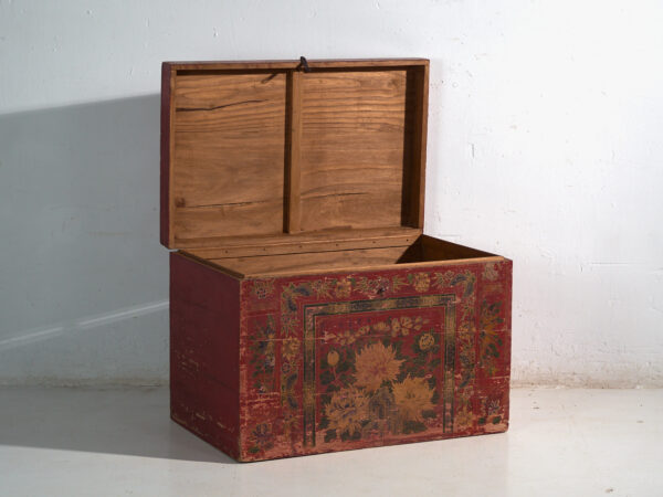 Baúl antiguo pintado rojo bermellón en madera de pino – China, circa 1900