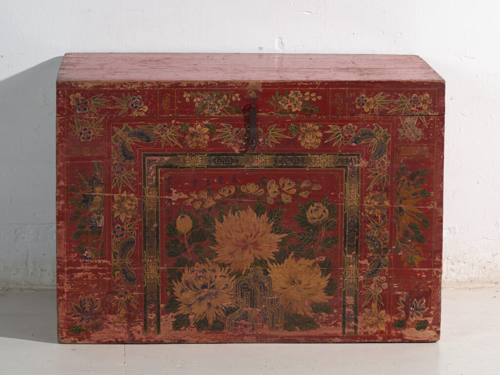 Baúl antiguo pintado rojo bermellón en madera de pino – China, circa 1900