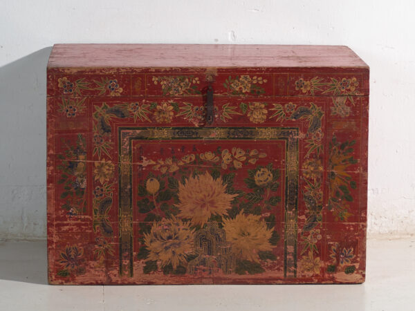 Baúl antiguo pintado rojo bermellón en madera de pino – China, circa 1900