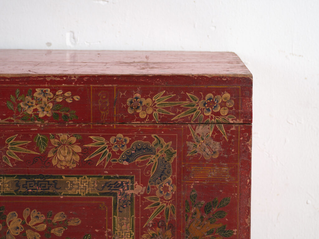 Baúl antiguo pintado rojo bermellón en madera de pino – China, circa 1900