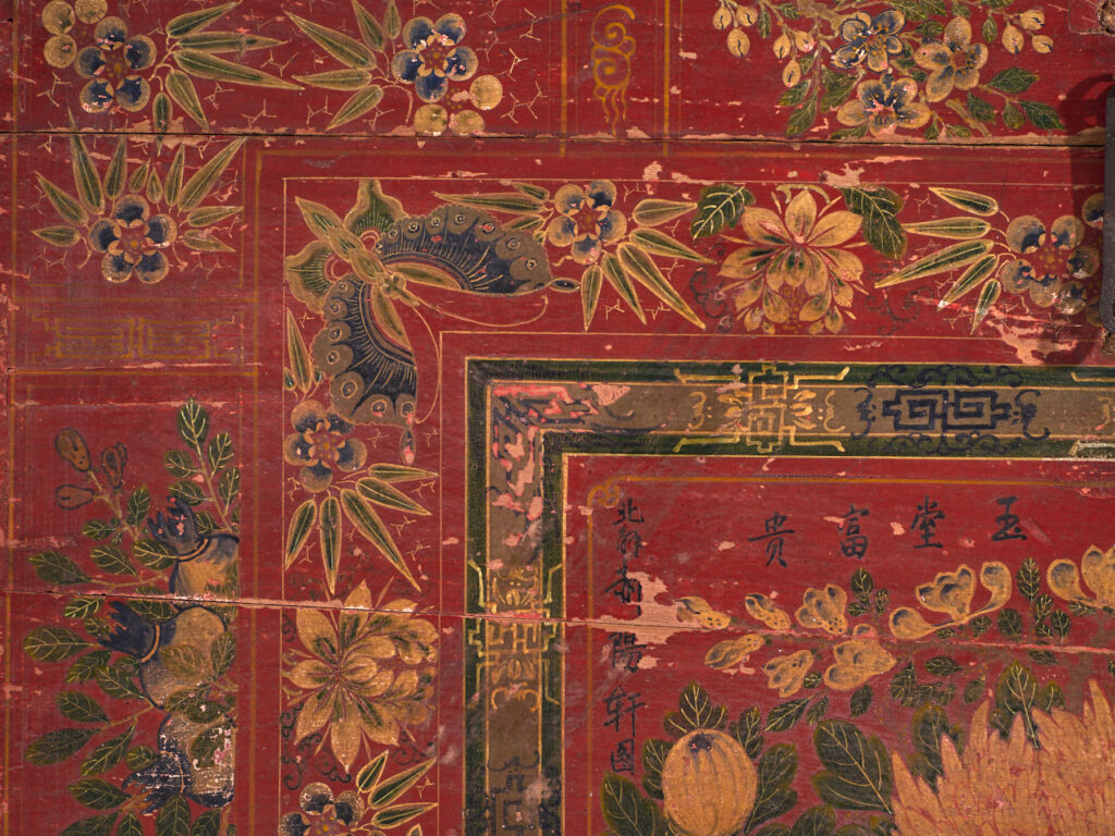 Baúl antiguo pintado rojo bermellón en madera de pino – China, circa 1900