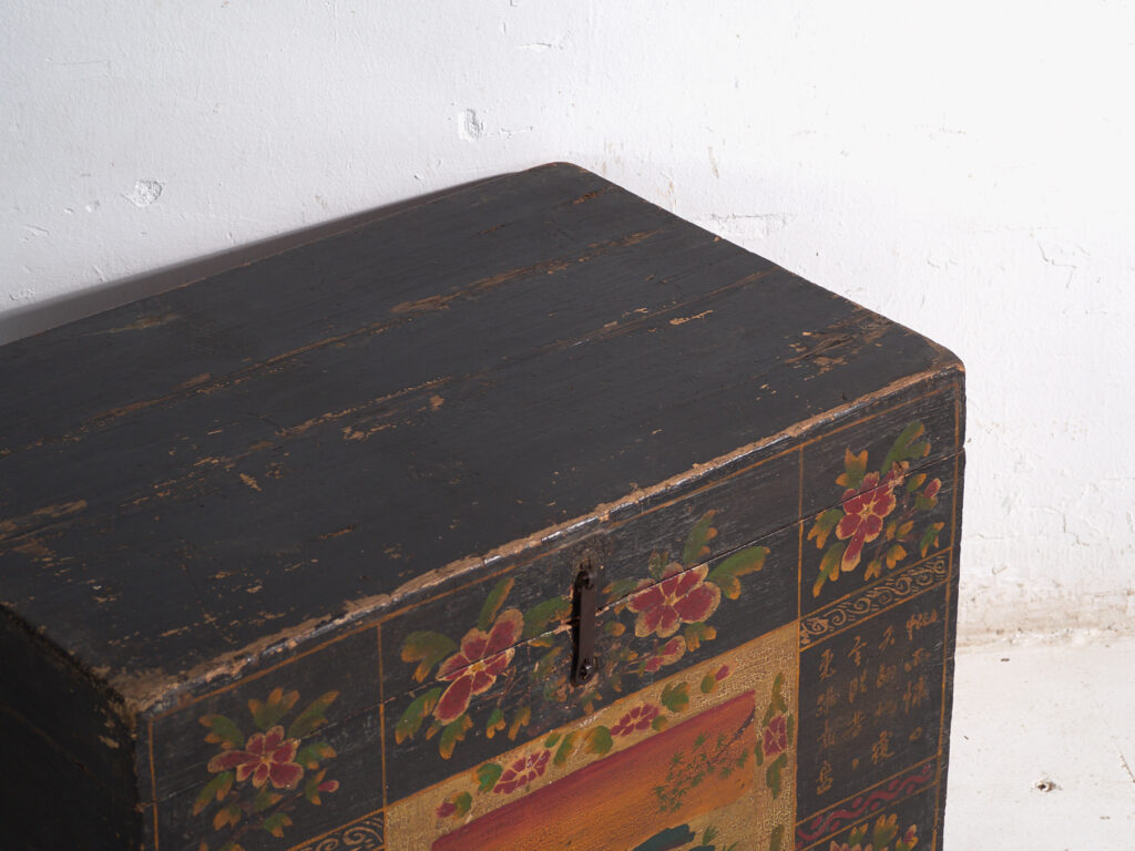 Baúl antiguo pintado en madera de pino – China, circa 1900