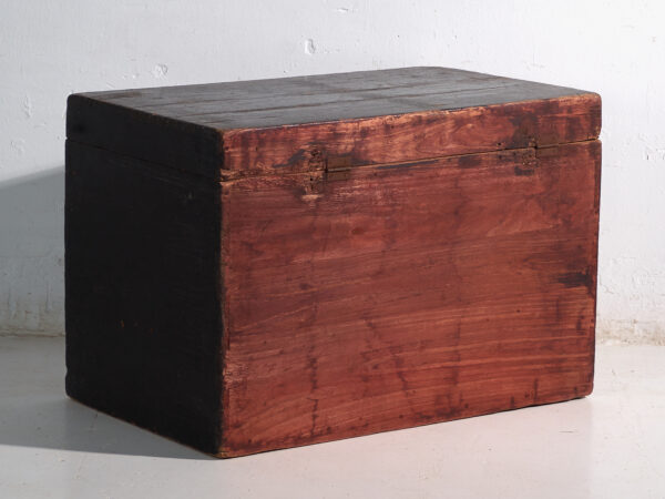 Baúl antiguo pintado en madera de pino – China, circa 1900