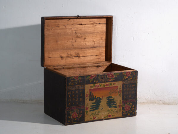 Baúl antiguo pintado en madera de pino – China, circa 1900