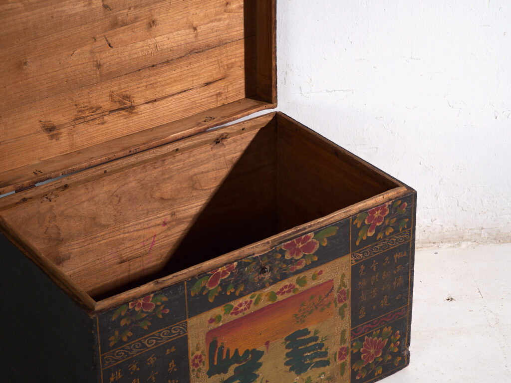 Baúl antiguo pintado en madera de pino – China, circa 1900