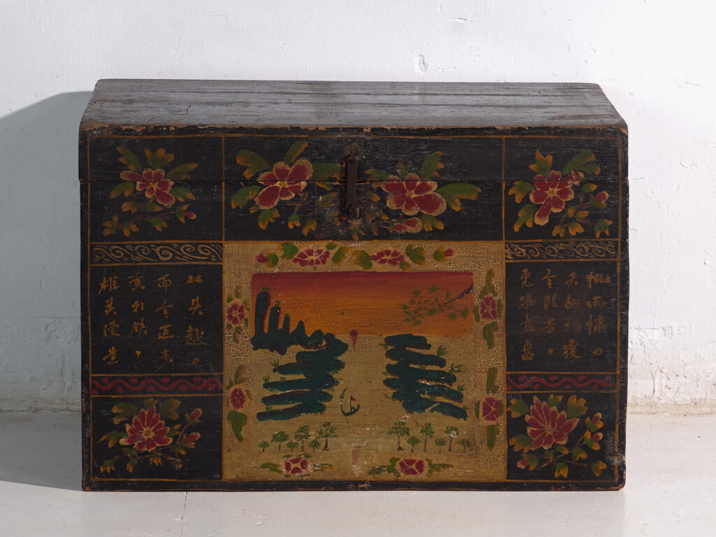 Baúl antiguo pintado en madera de pino – China, circa 1900