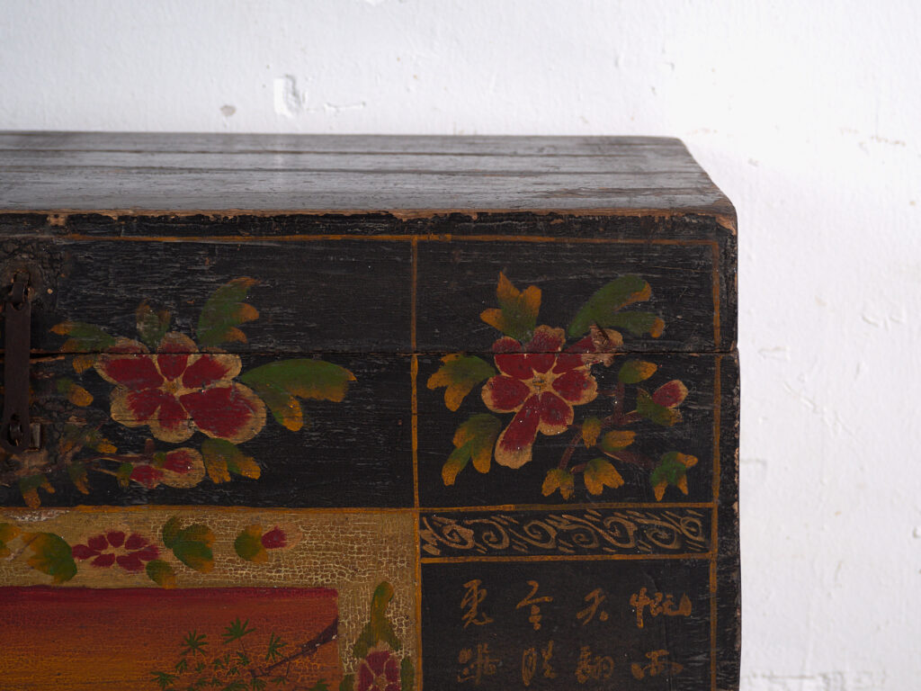 Baúl antiguo pintado en madera de pino – China, circa 1900