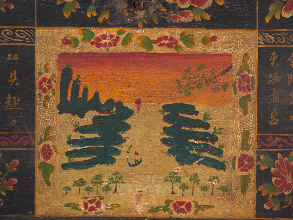 Baúl antiguo pintado en madera de pino – China, circa 1900