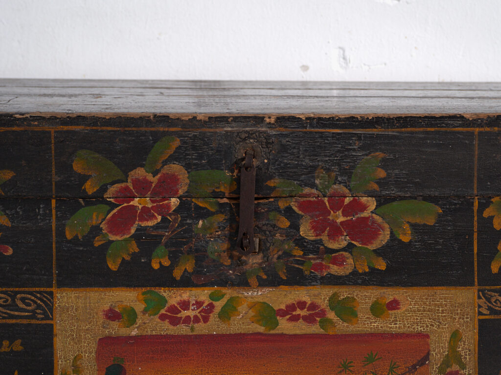 Baúl antiguo pintado en madera de pino – China, circa 1900