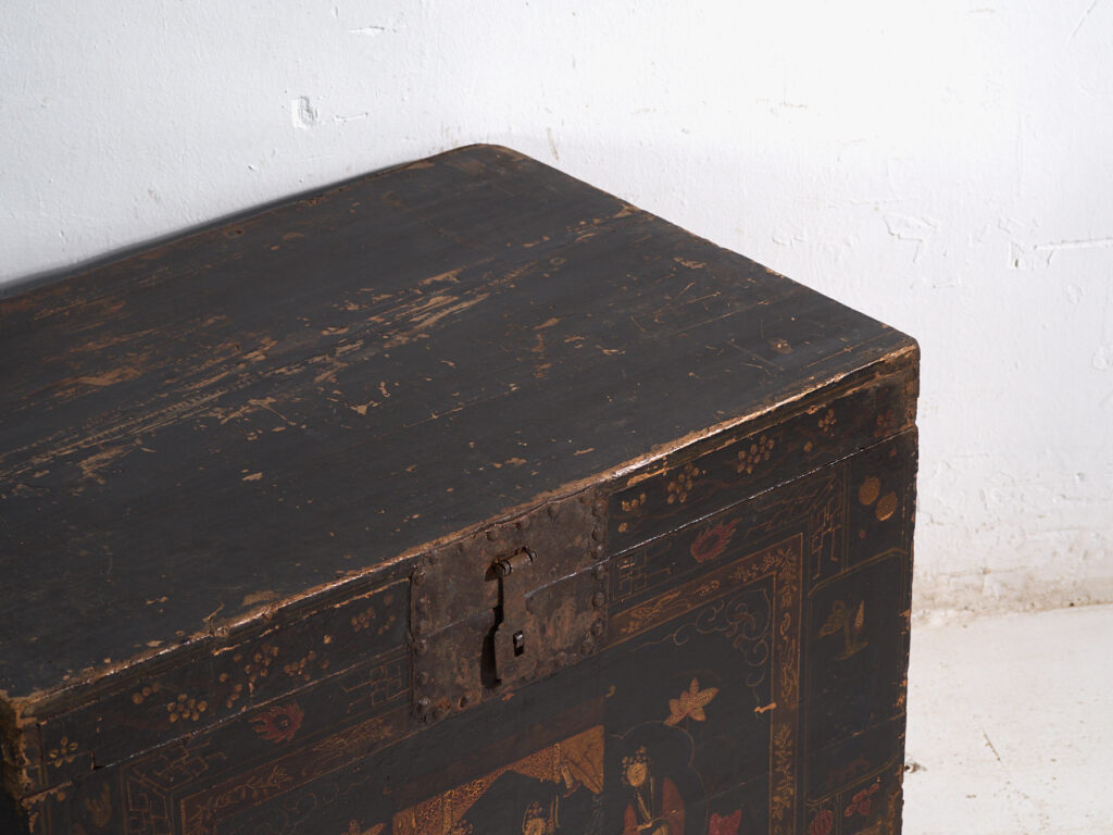 Baúl antiguo pintado en madera de pino – China, circa 1900