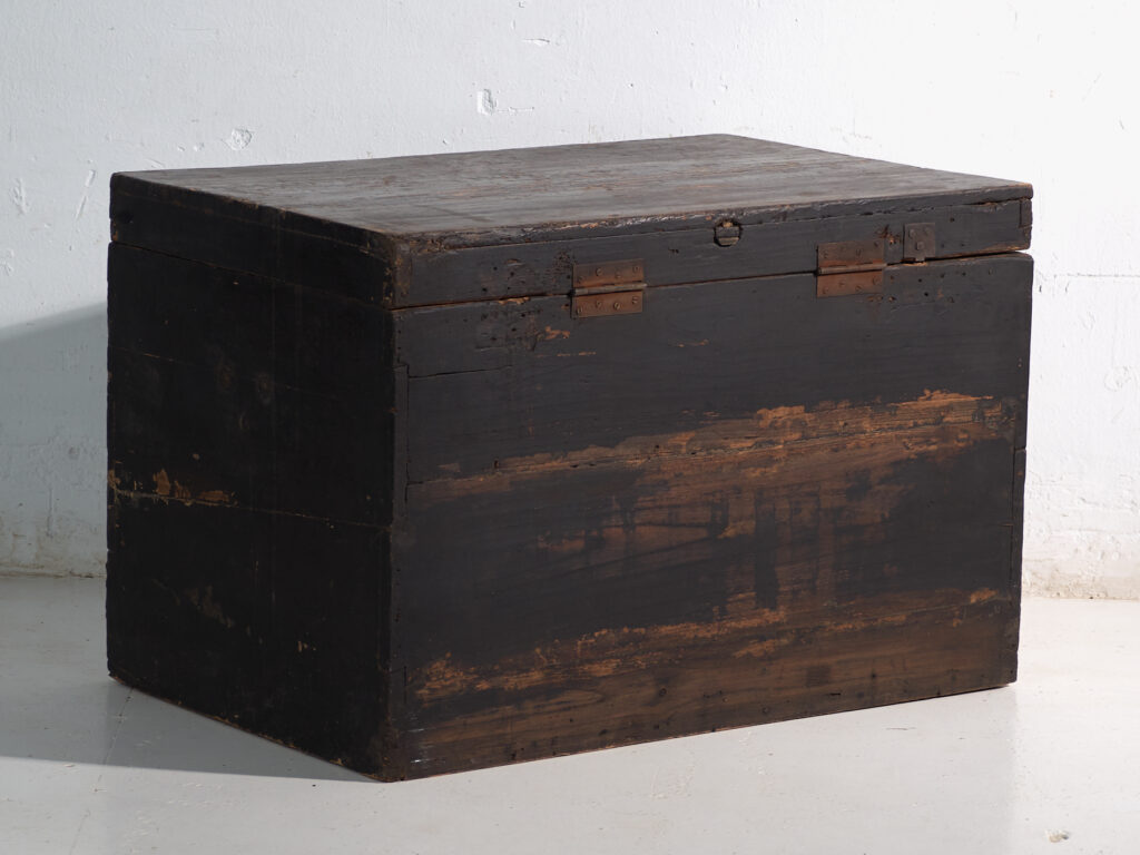 Baúl antiguo pintado en madera de pino – China, circa 1900