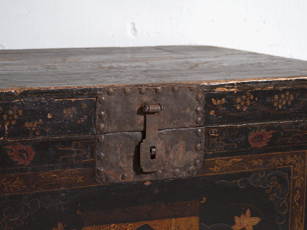 Baúl antiguo pintado en madera de pino – China, circa 1900